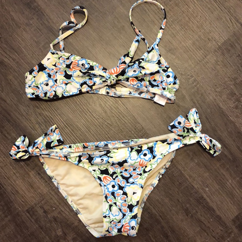 Two piece 👙 - Picture 3 of 4